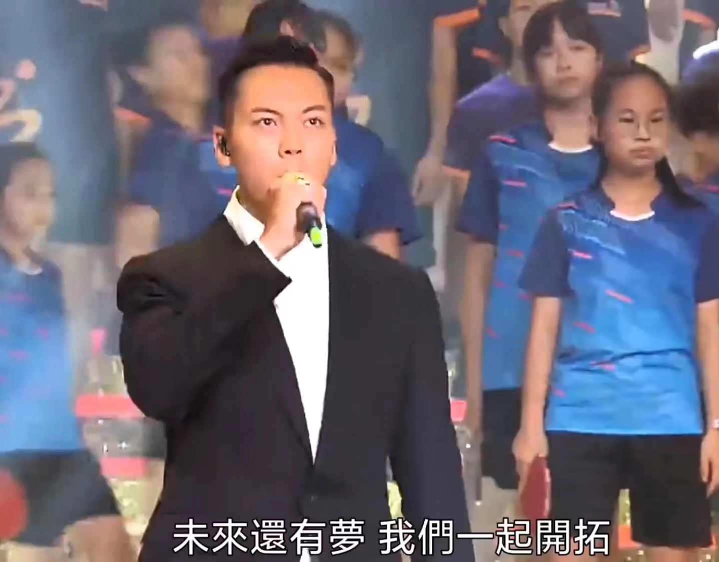 庆祝香港回归25周年文艺晚会，刘德华谢霆锋陈伟霆齐唱《中国人》