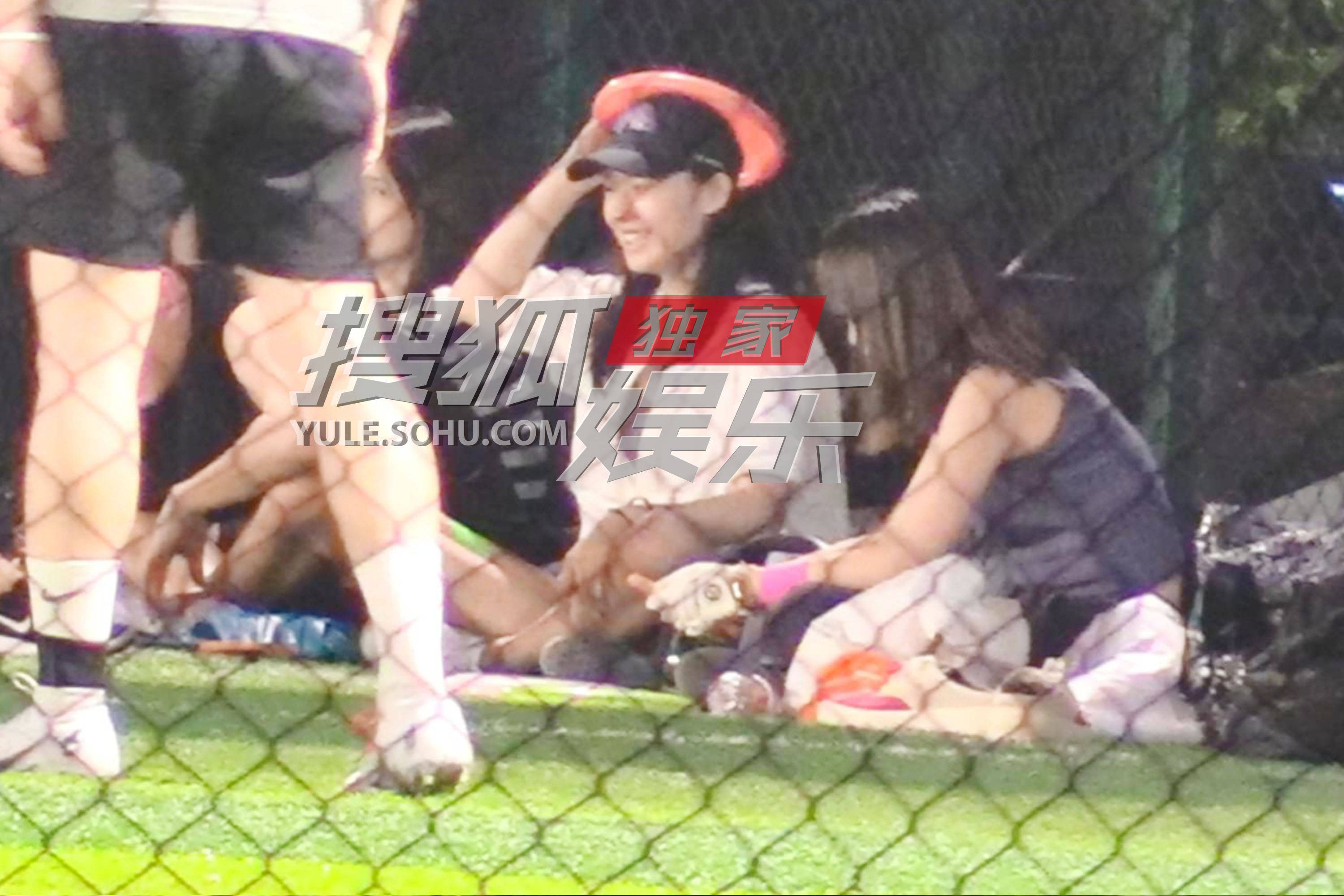 范丞丞与林允买超凌晨一同玩飞盘 球场换衣服秀肌肉