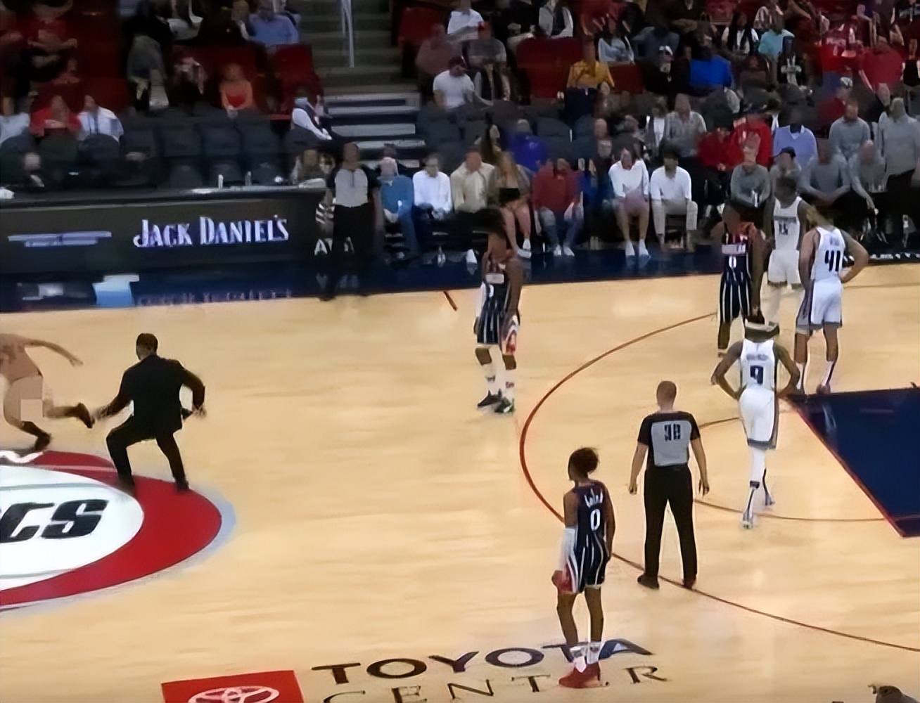 NBA球員上身（NBA奇葩一幕！變態??！裸奔入場）