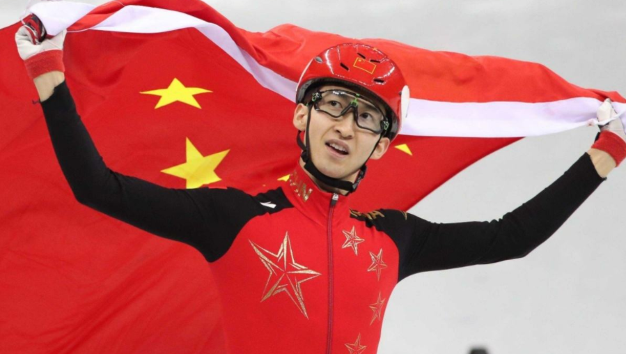 男生初学滑冰站不稳，武大靖暖心鼓励引嘲讽，评论区叫人笑不活了