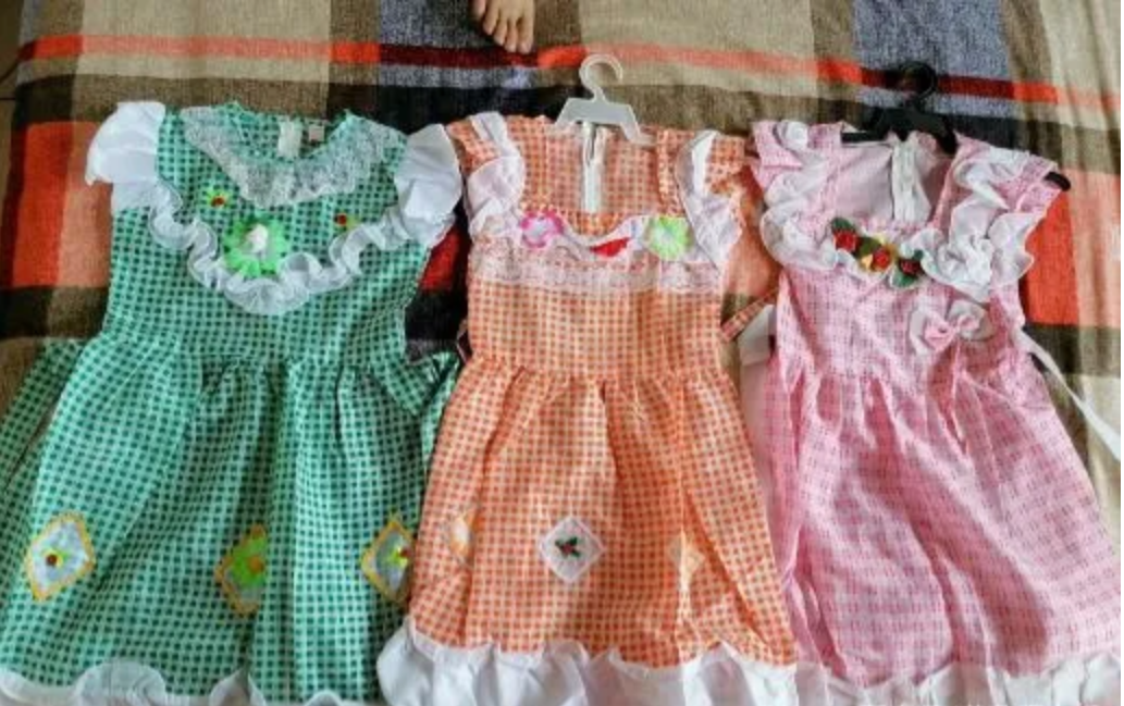 童年穿的裙子(网友晒8090后“童年回忆”，每一款都是经典，这些物件你熟悉吗？)