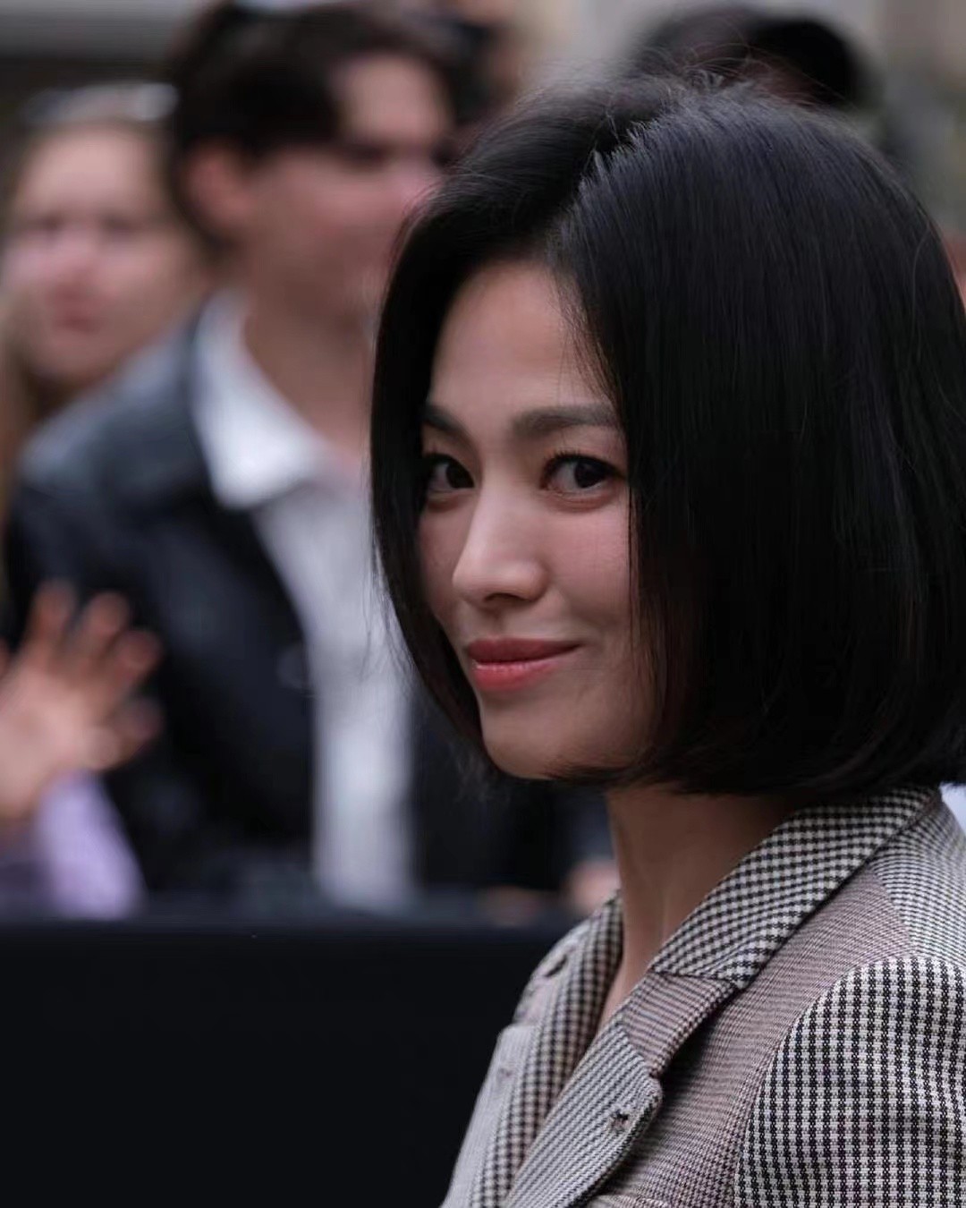 宋慧乔怎么瘦成这样!生图腿部骨骼突兀,嘴角卡粉太抢镜