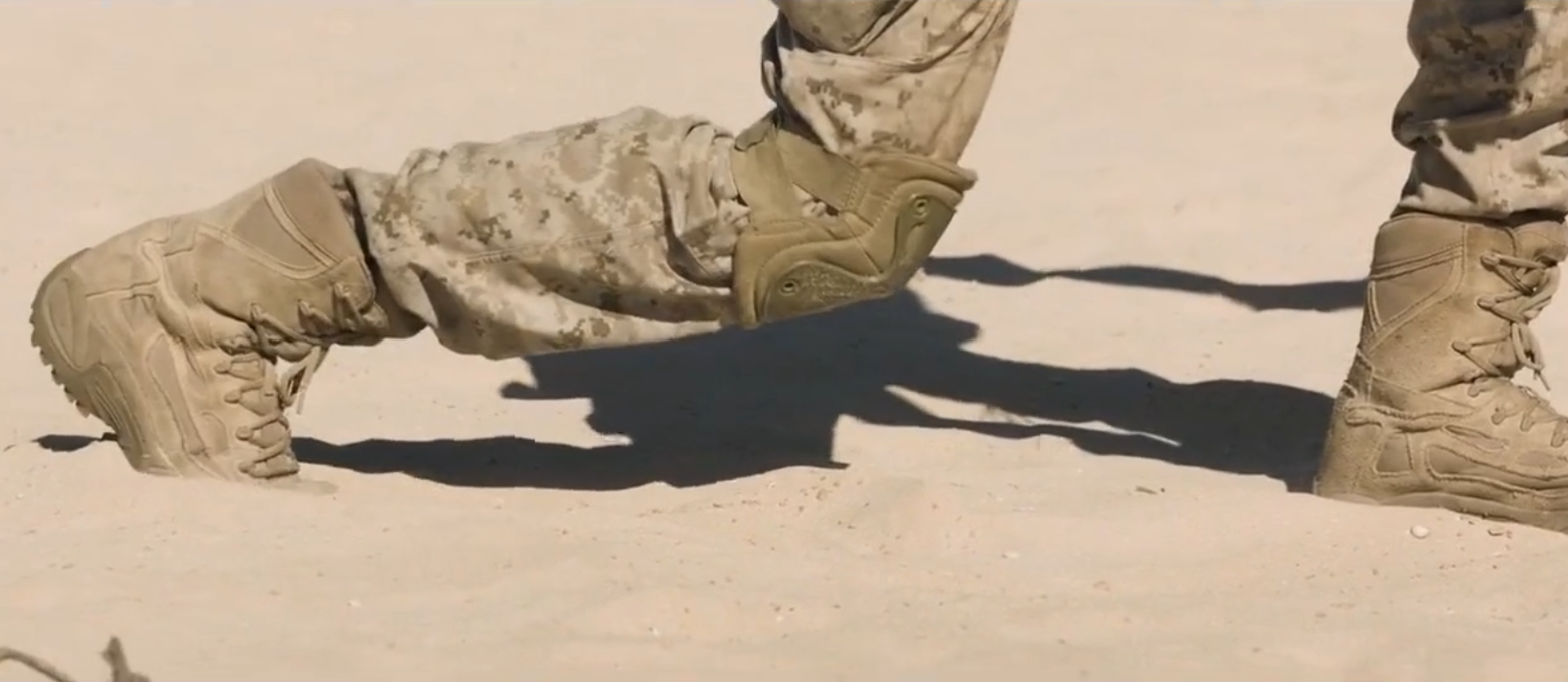 电影狙击手完整版(美狙击手在阿富汗意外踩到地雷，被困荒漠69小时如何求生？战争片)