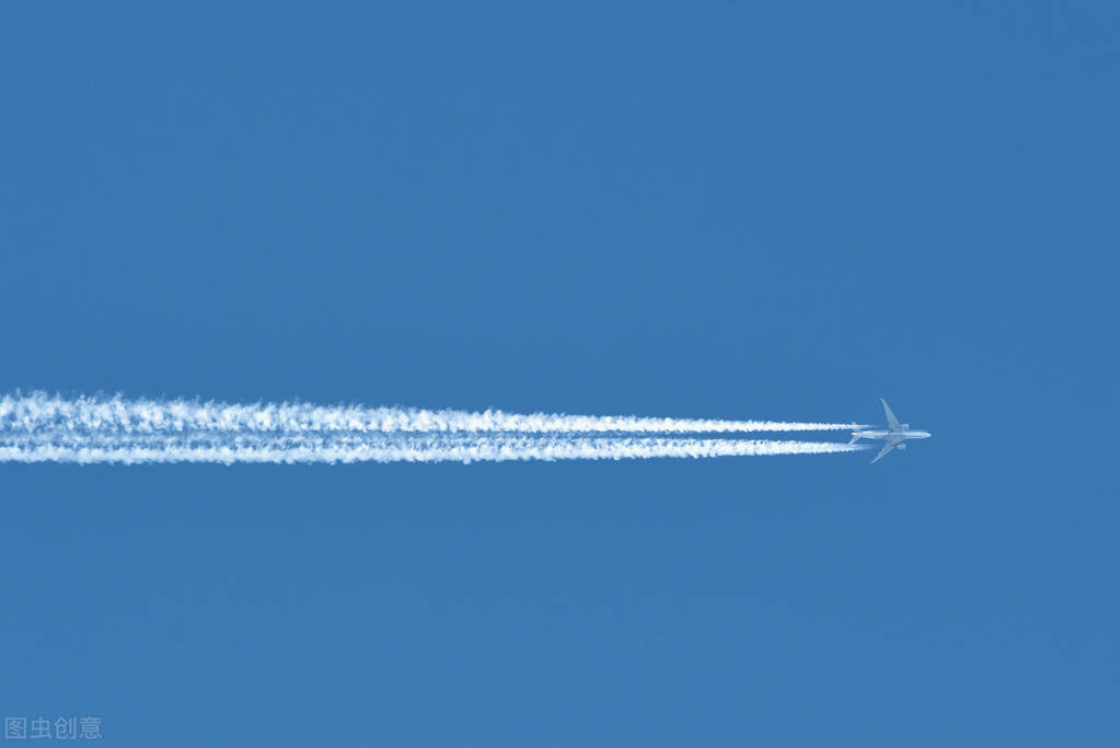 飞机空中盘旋耗油,是钱太多还是污染环境?看完你会明白都不是