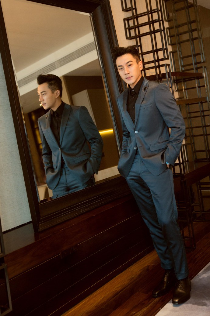 刘恺威的侧颜杀真绝,穿西装笔挺俊朗,看不出是"奔五的大叔"