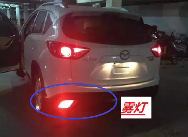 大雾天开车时，能不能打开双闪灯？No，只能用雾灯
