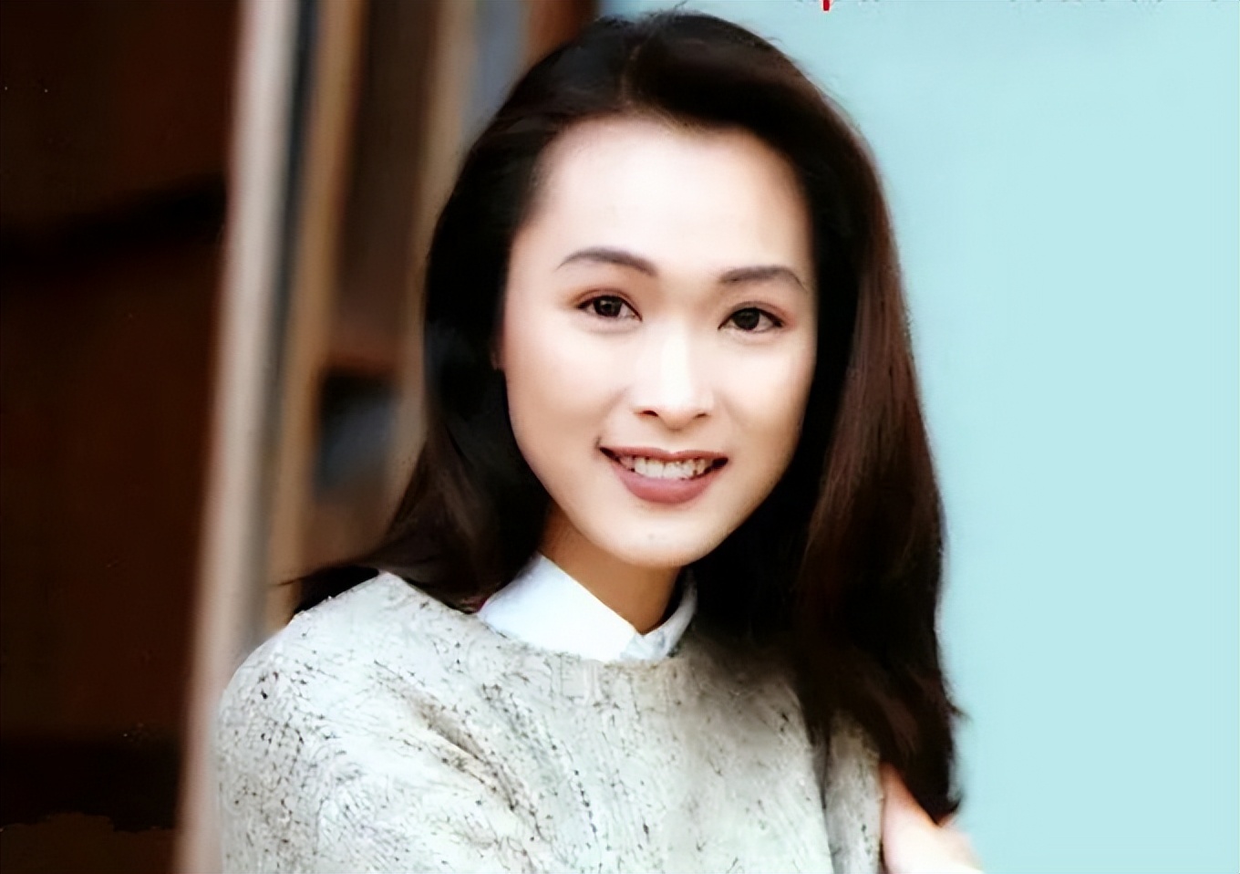 “长孙皇后”童爱玲罕露面，49岁皮肤紧致似少女，戴金表尽显阔气