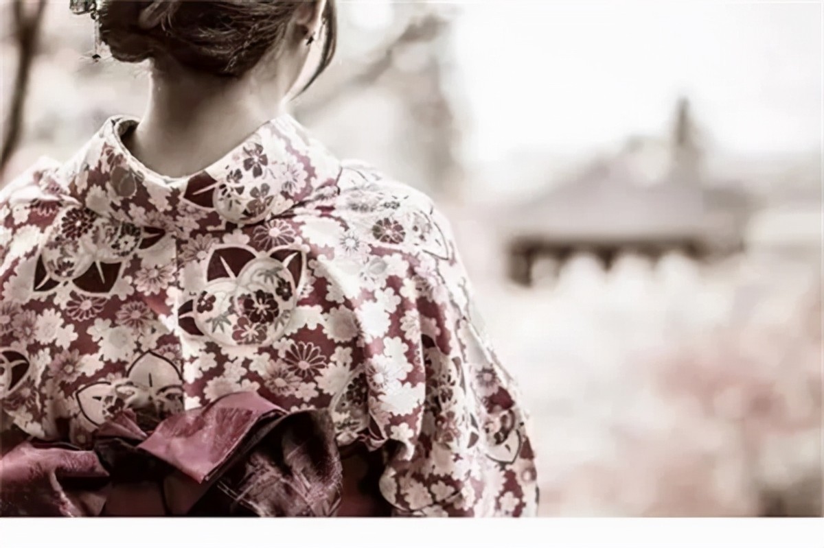 日本烟花女子74岁高龄仍站街，60年不间断拉客，却备受日本人尊重