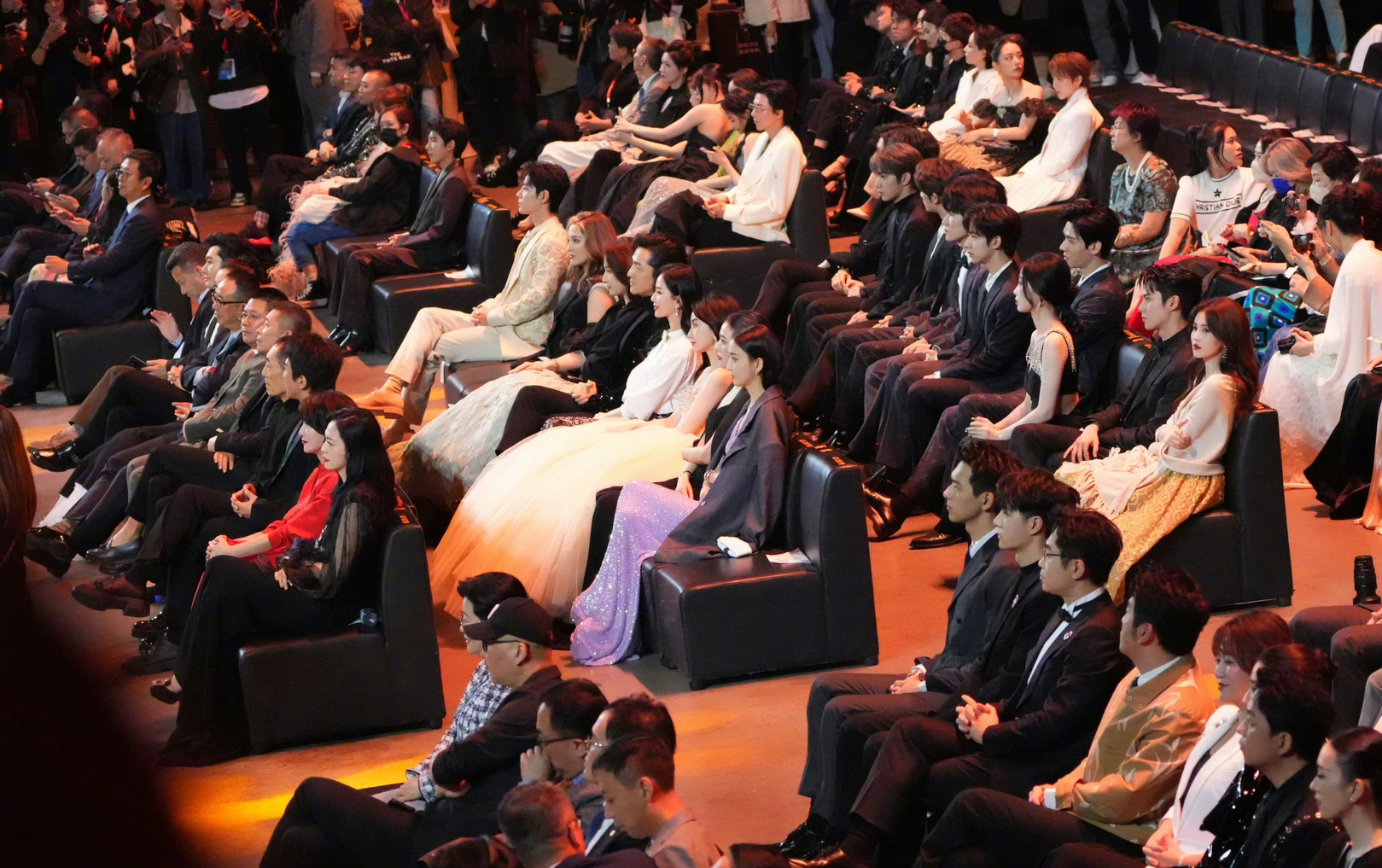 微博之夜座位:王鹤棣尴尬,肖战王一博闷无交流,易烊千玺落寞!