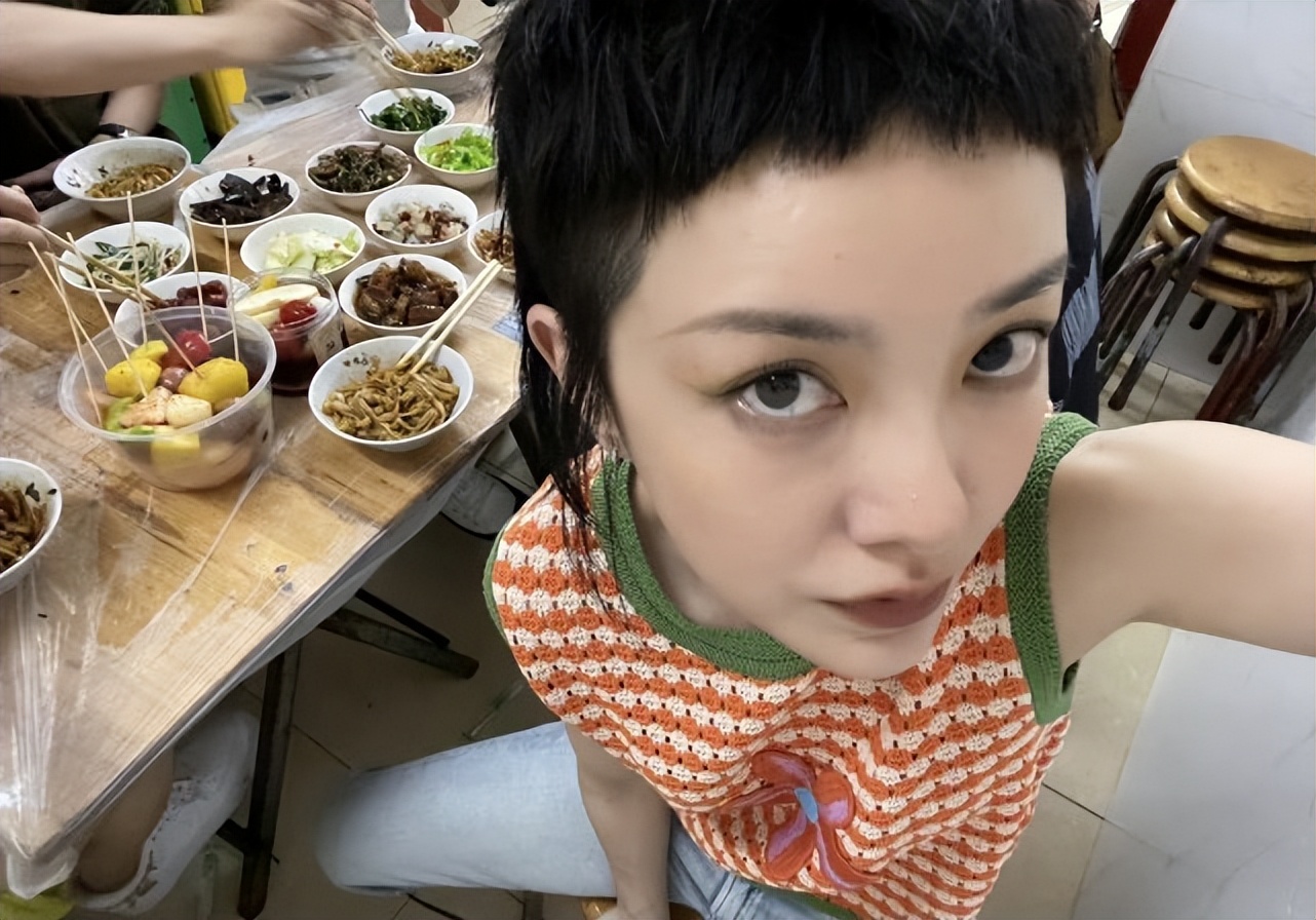 郭采洁一改往日滤镜脸，脸油还开原相机，实力证明真实比颜值重要