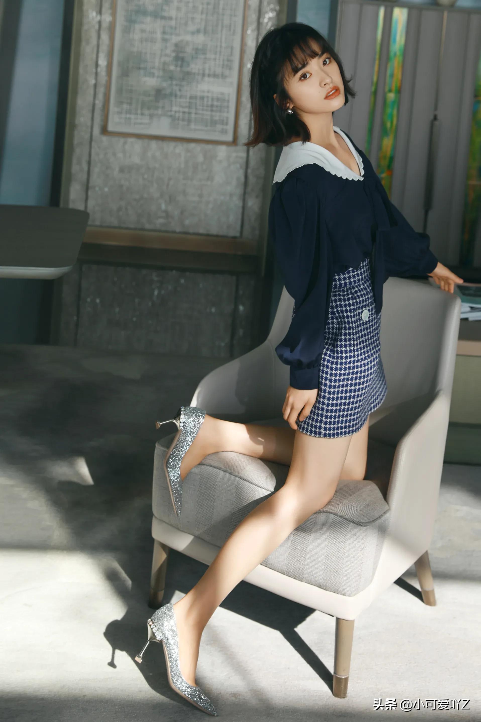 沈月，淡雅裙装，清纯甜美