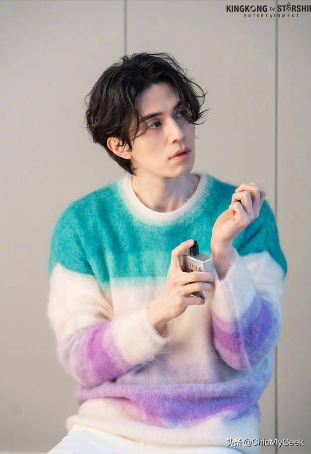 李栋旭再秀冰块腹肌和牛奶肌肤!雕刻级美貌被称"人间大卫像"