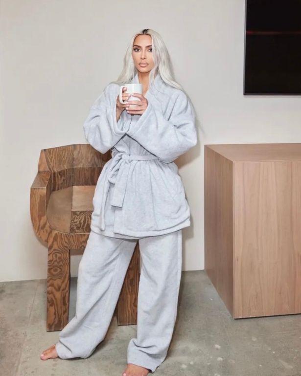 俄罗斯卡戴珊ins图片（42岁金·卡戴珊穿清凉装大秀标志性美背，却被粉丝抨击“太俗气”）