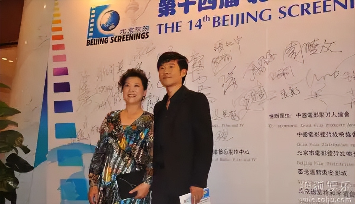 王馥荔儿子长相太路人，母子罕见同框，72岁的她穿雪纺裙也很阔气