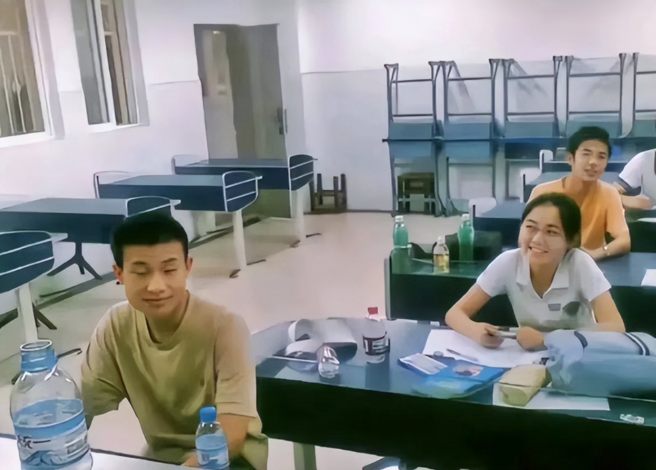 韦神高中上课照片流出，坐在讲台下闭目养神，老师都不敢轻易打扰