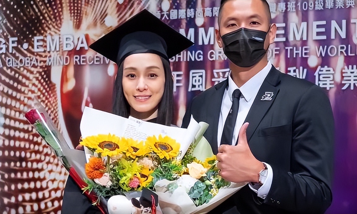 范玮琪拿到EMBA学位后激动落泪，仍旧无法走出哈佛社区大学的梗