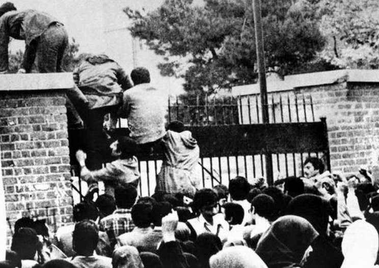 1988年，伊朗小伙丢失护照，被困机场18年，不料却意外成为大富翁