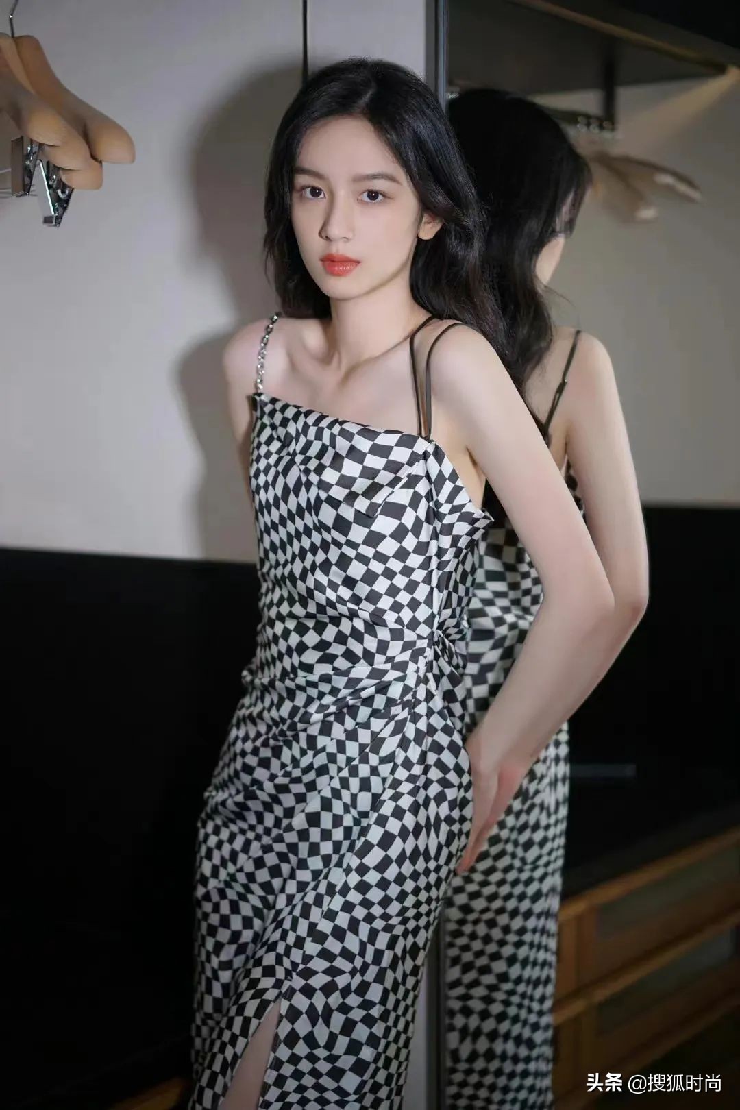 杨幂周也、鞠婧祎宋祖儿、唐艺昕关晓彤，同款裙装演绎不同味道