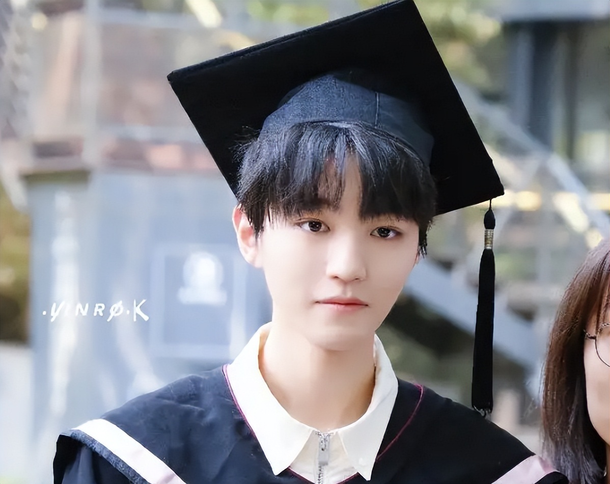 女生拍毕业照忘记化妆，合照中成“焦点”，网友：学校都国际化了