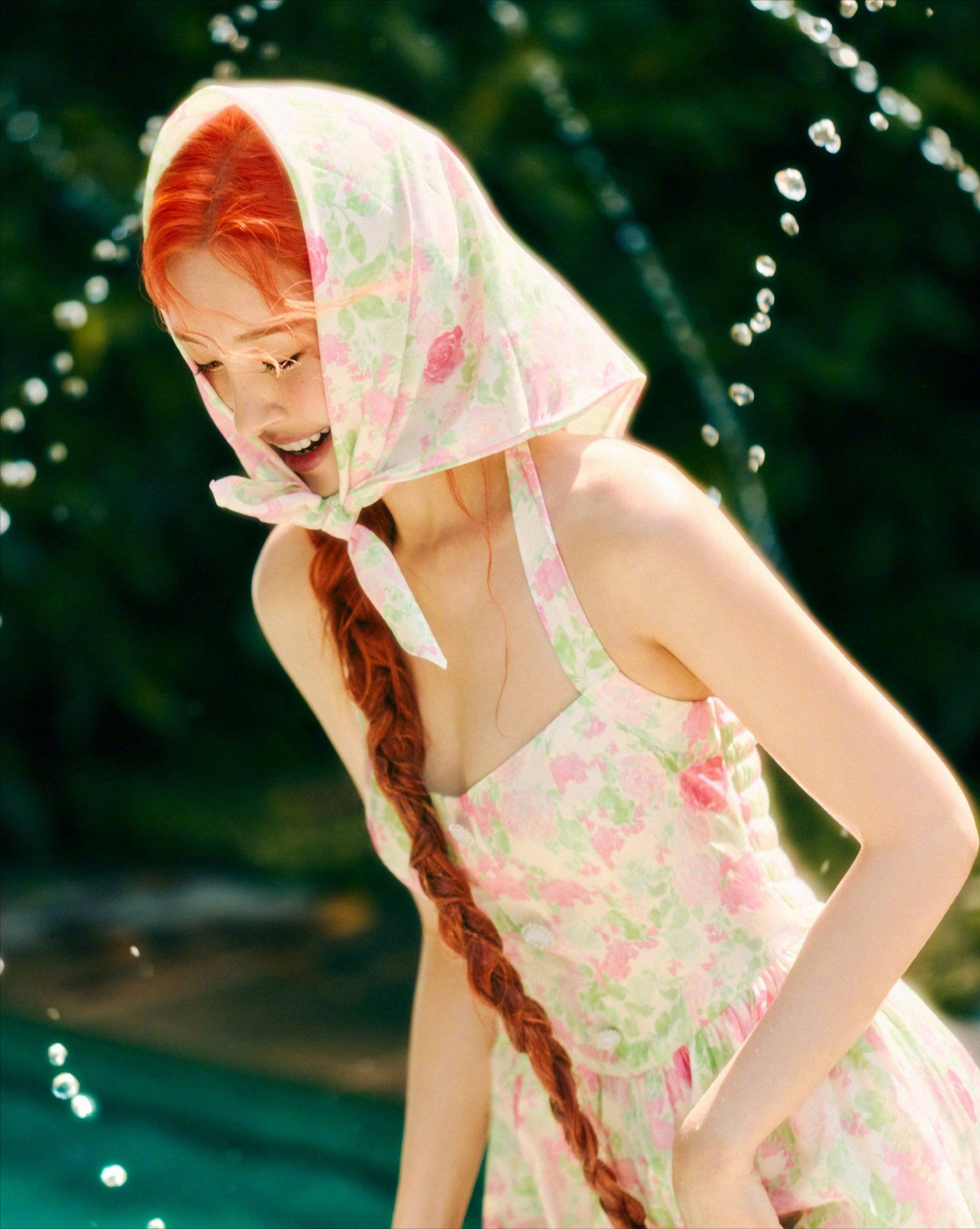 杨幂的绿发小雀斑，南韩第一腿精宣美的红发小雀斑，哪个最正宗？