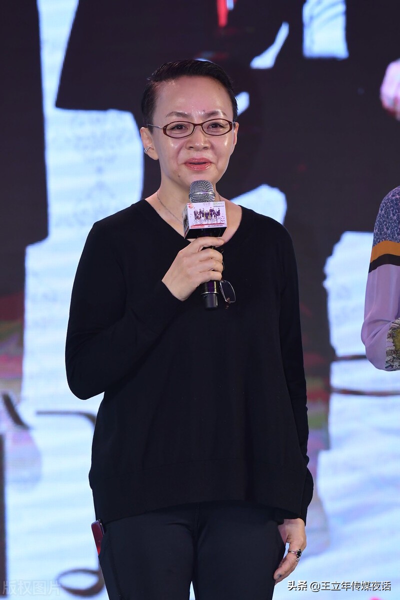 宋丹丹《萌探探探案》录制：白色套装，率性利落风