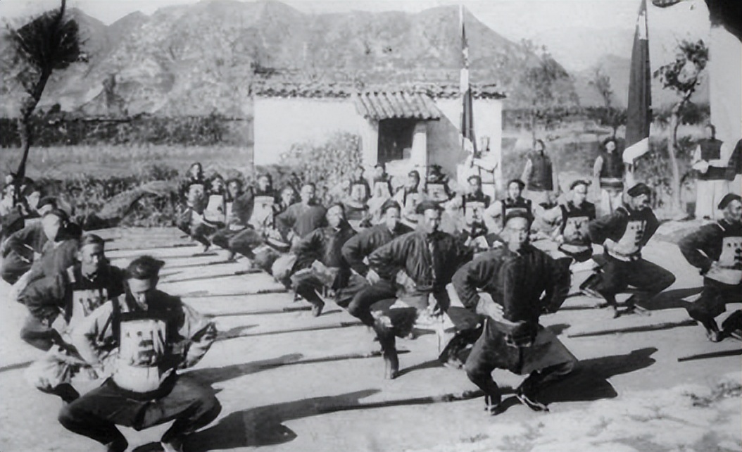 霍元甲踢馆慈禧保镖，踢了两脚后转身就走，对手站在原地纹丝不动