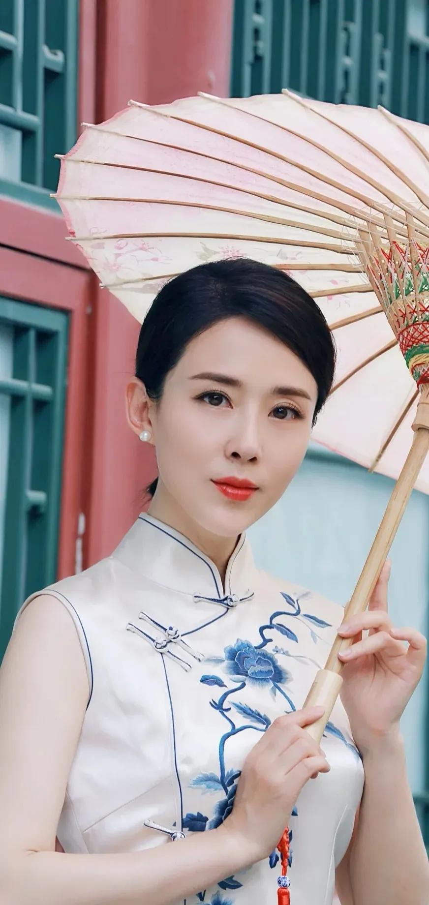 颜丹晨温柔对自己，打败时间，时尚又有女人味的美图合集