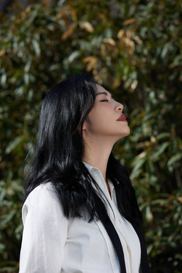 姚晨身穿白衬衫知性优雅 长发微卷笑颜满满暖意