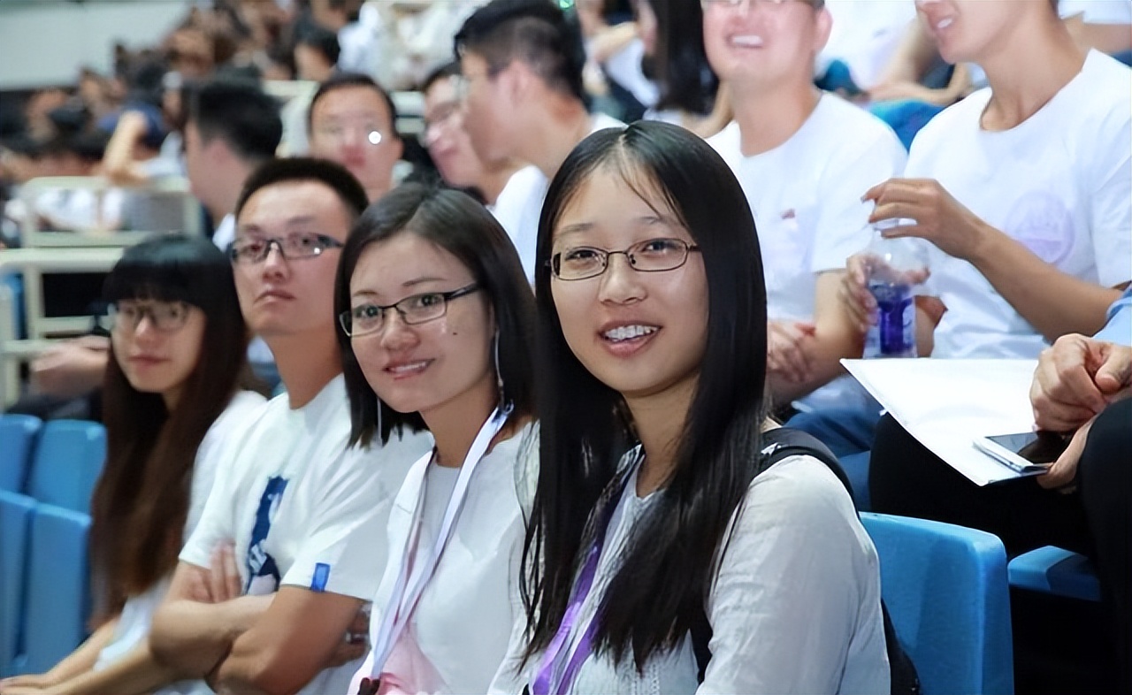 网红在清华校园“热舞”，身段优美却遭到冷场，名校就是不一样