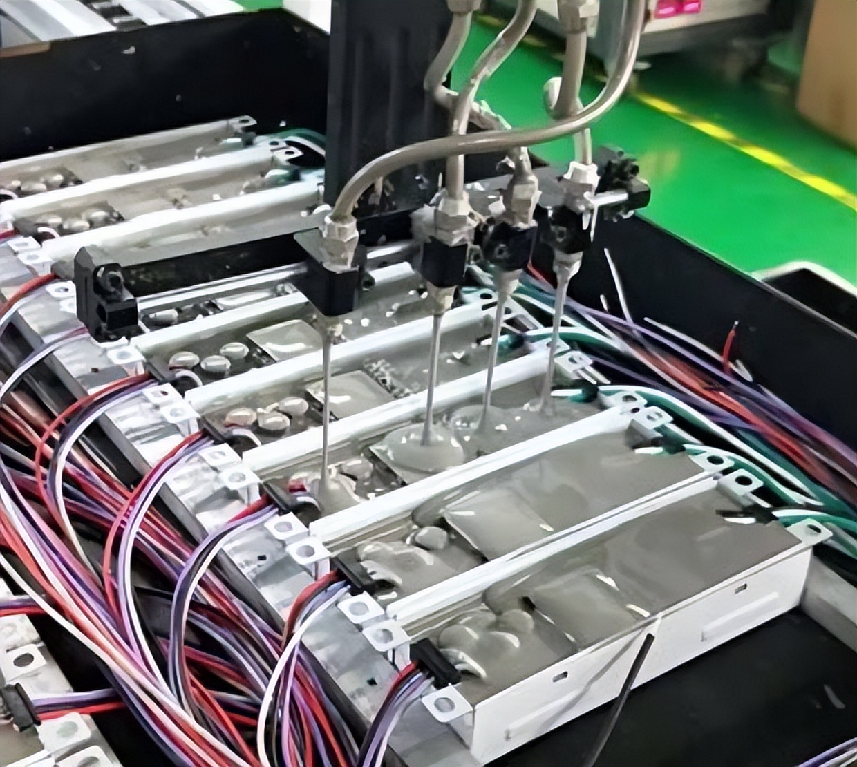 汽车电子密封胶可以发挥哪些性能?选购胶粘剂时应关注哪些要素?