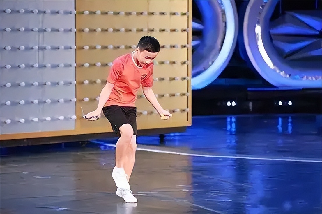 全世界跳绳比赛(15岁光速少年岑小林:30秒跳绳228次,轻松打败日本冠军