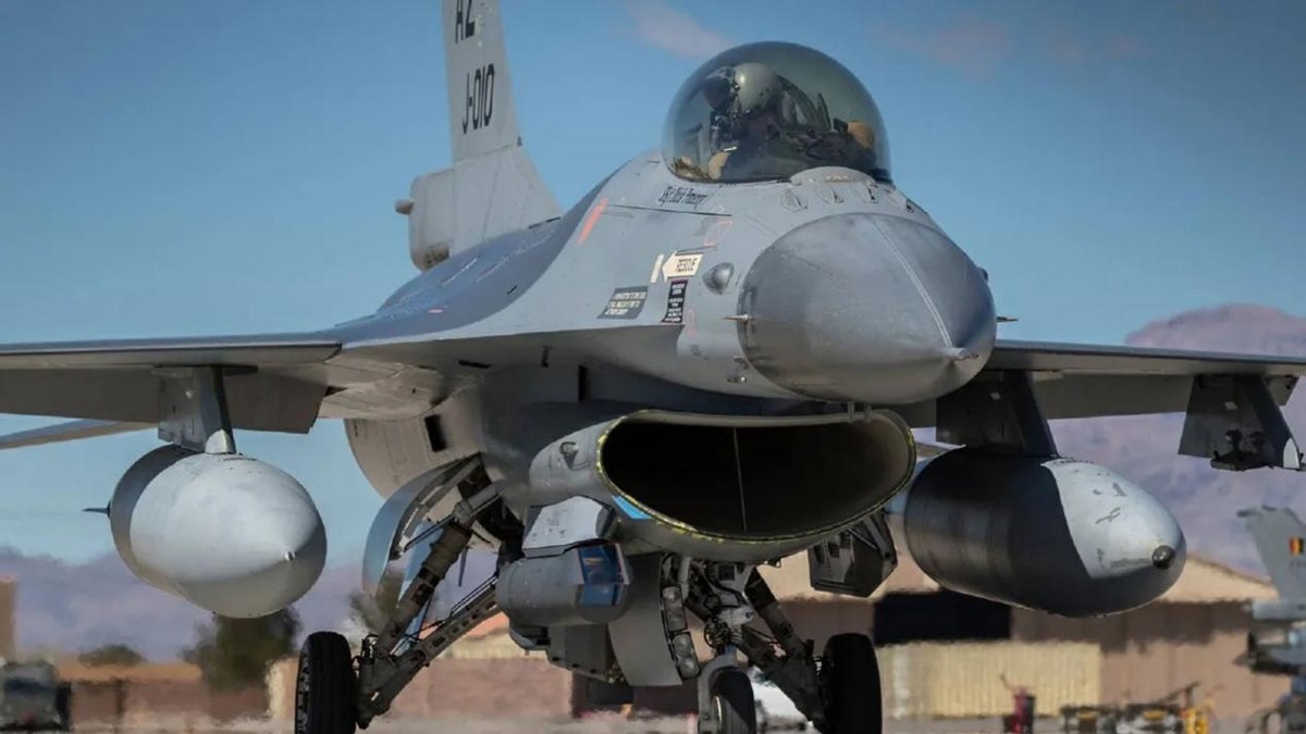 ���طɻ�ͻ�Ʊ�Լ����������غ��������һ�ˣ�6��ս����û��ס