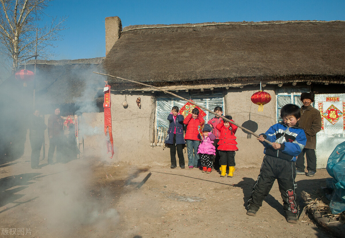 过年放鞭炮带有民族感情色彩，也是气氛和人气的体现