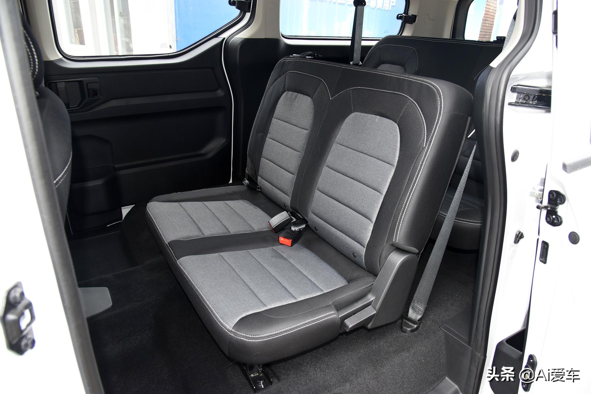 便宜但不掉档次，7/8/9座都有家用大MPV，增压7.6L油耗，五菱征程