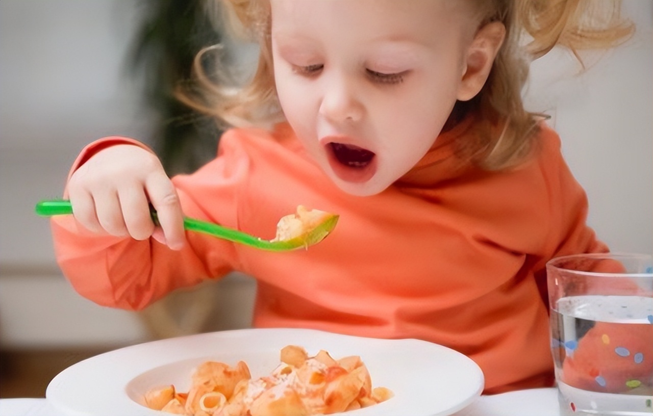 怎么可以让孩子自主进食？从添加第一口辅食开始培养，家长别弄错