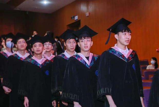 网传杭师大推倒马云雕像，网友吐槽学校忘本，校方出面回应了