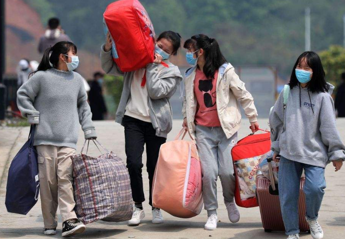 女大学生开学返校，行李箱塞满几十瓶牛奶，引发评论区网友共鸣