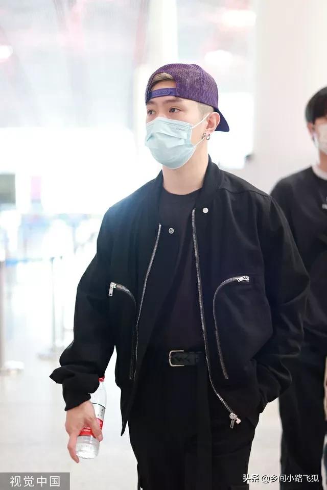马伯骞穿棒球服现身机场 反戴帽子街头潮男范十足