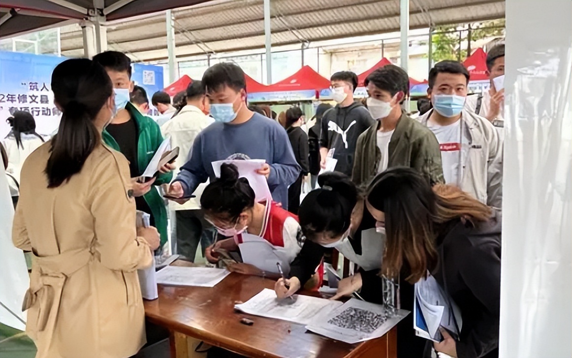 大学里“严重饱和”的4个专业，直接就业压力大，考研更“卷”