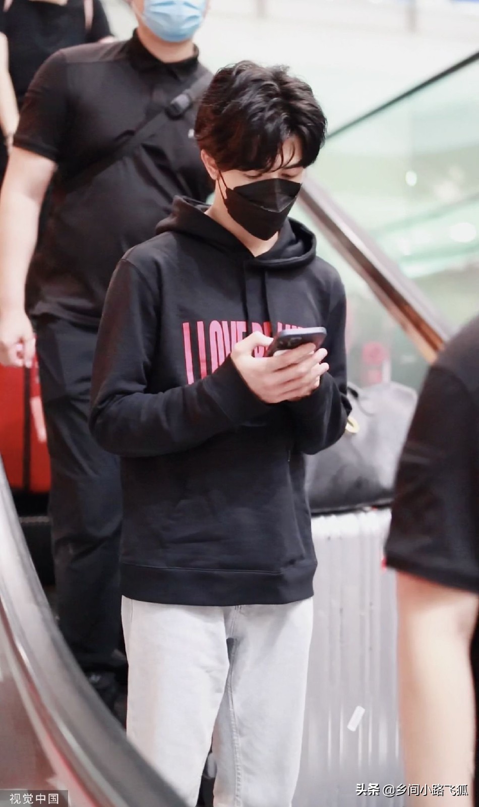 INTO1成员尹浩宇现身机场 穿黑色卫衣低调帅气获粉丝接机