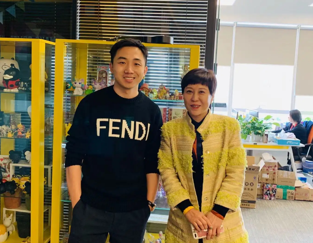 河南80后年轻富豪，利用人性弱点狂割“韭菜”，大赚500亿