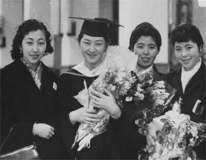 日本美智子皇后：我与天皇没爱情，只有子宫被需要