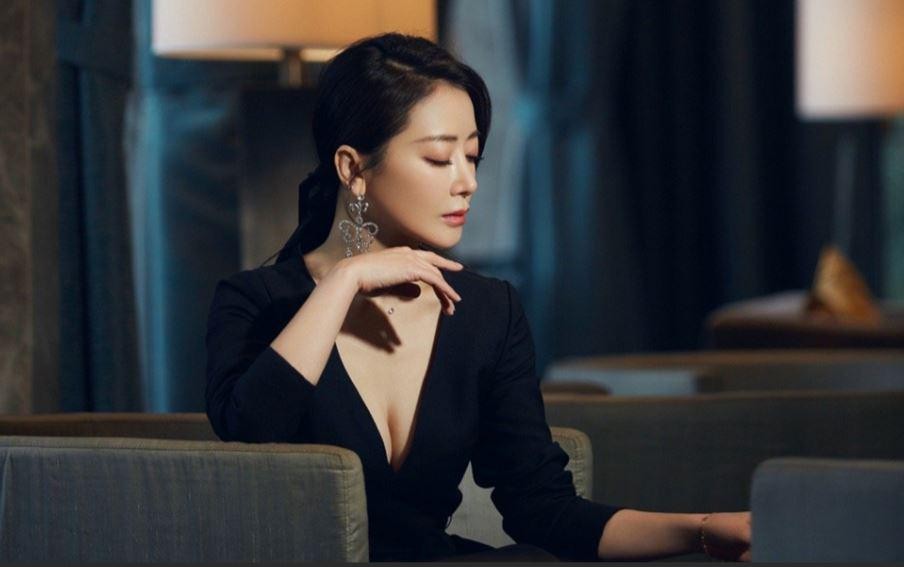演员陈紫函：被爆私密照后，男友又被闺蜜抢走，如今嫁小9岁丈夫