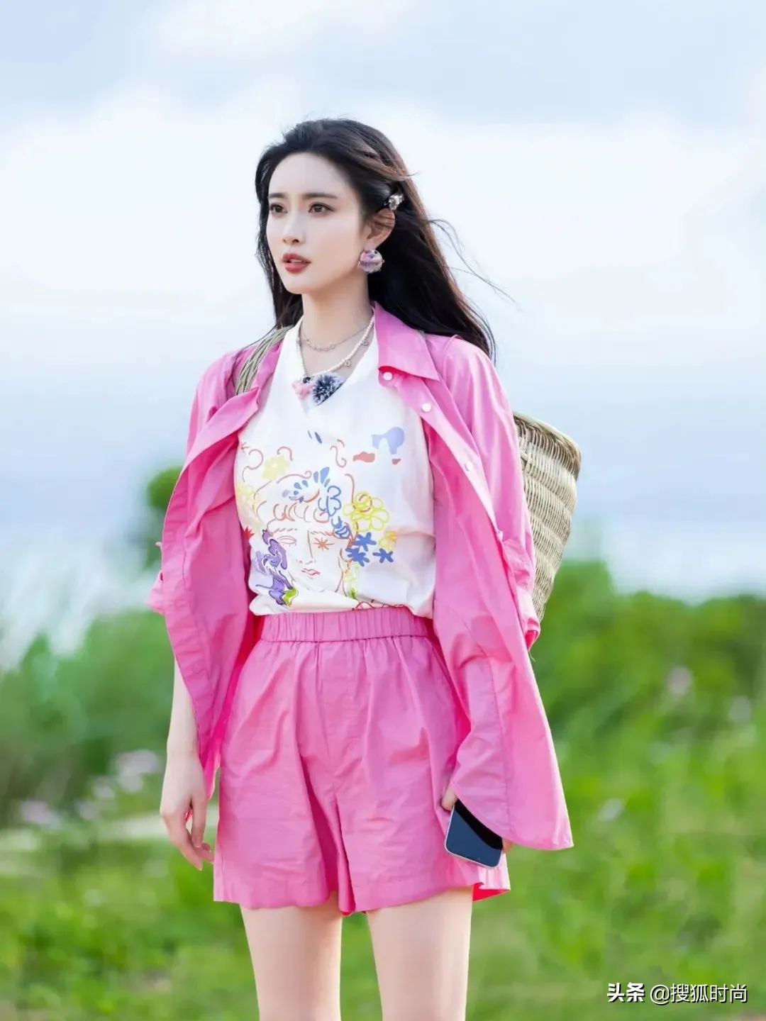 杨幂周也、鞠婧祎宋祖儿、唐艺昕关晓彤，同款裙装演绎不同味道