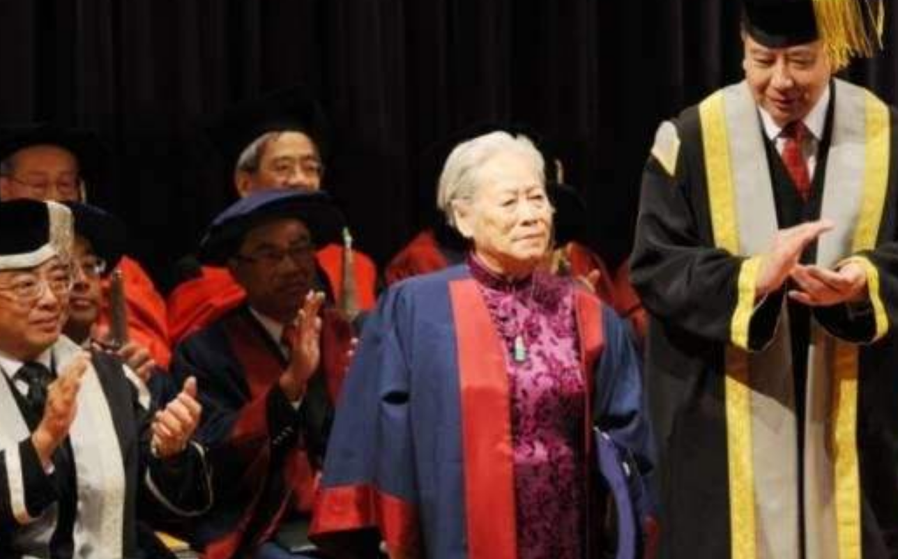 保洁员一生只会写5个字，82岁被授予院士称号，成为香港大学之宝
