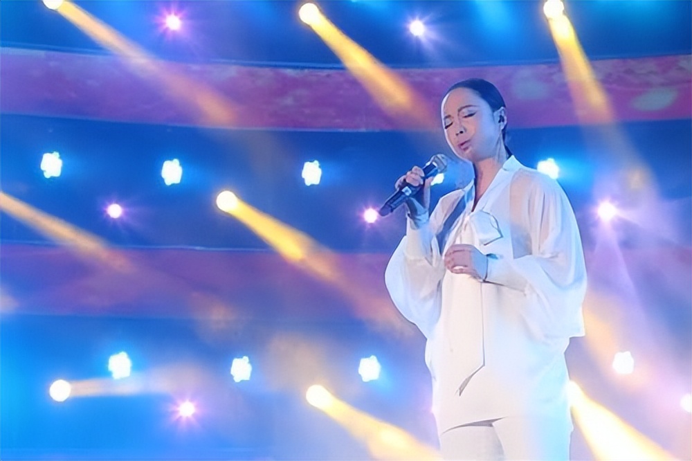 歌手黄绮珊：三婚三离，膝下无儿无女，54岁只有“干儿子”杜海涛