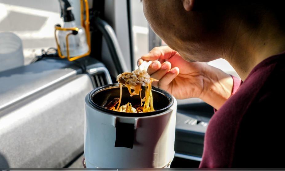 實拍紅巖杰獅H6牽引車干線運輸，楊師傅：收入增加，相當滿意