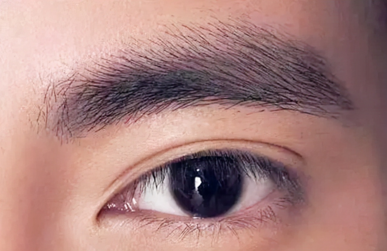 九旬老人眉毛突然疯长,10几厘米长拖到下颚,网友:仙风道骨