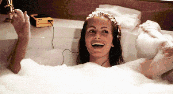 如果我们刚吃完饭就洗澡,血液就会流到皮肤,从而减少肠胃的血液供应