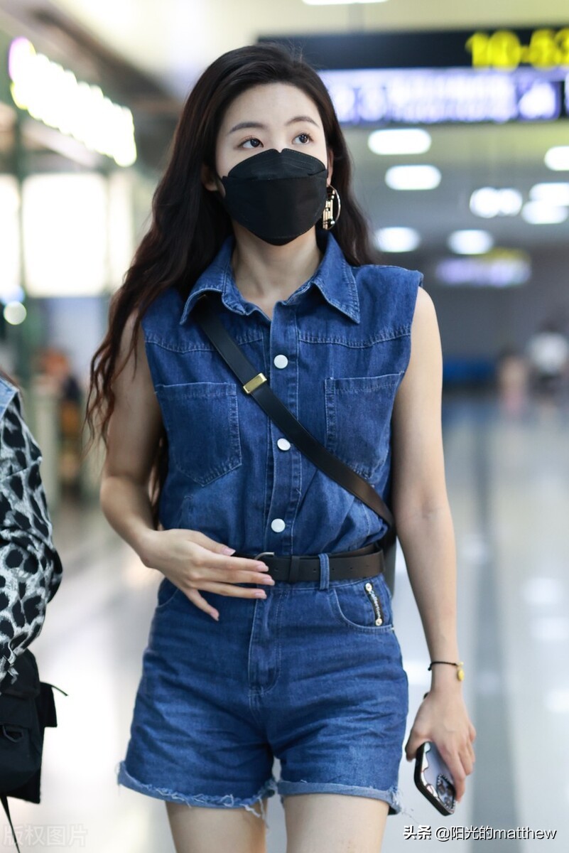 街拍：孙芮无袖牛仔连身裤+绑带马丁靴率性酷感